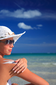 woman_using_sunscreen